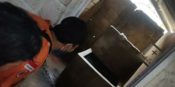 Seekor Buaya Mengapung Ketika Banjir Melanda Rumah Warga di Pangkalpinang