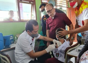 Dampingi Anaknya dan Tinjau Vaksinasi Usia 6-11 Tahun, Kadisdik Pangkalpinang Pastikan Ini