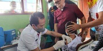 Dampingi Anaknya dan Tinjau Vaksinasi Usia 6-11 Tahun, Kadisdik Pangkalpinang Pastikan Ini