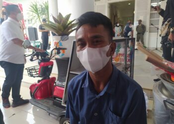 Bantuan Motor Roda Tiga Diserahkan Langsung oleh Mensos Risma, Agus Sangat Bersyukur