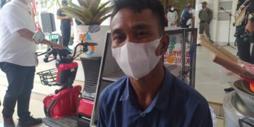 Bantuan Motor Roda Tiga Diserahkan Langsung oleh Mensos Risma, Agus Sangat Bersyukur