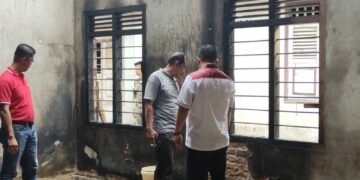 Bupati Basel Respon Cepat saat Ketahui Rumah Warganya Dilahap Api
