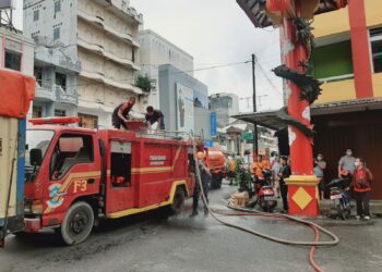 Ruko Ekspedisi Terbakar, Damkar Pangkalpinang Kerahkan Dua Unit Mobil Pemadam