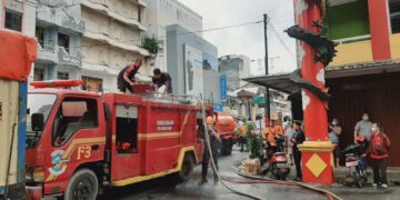 Ruko Ekspedisi Terbakar, Damkar Pangkalpinang Kerahkan Dua Unit Mobil Pemadam