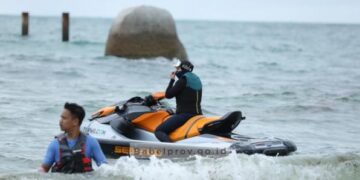 Jajaki Pesona Pantai Belitung Lewat Jetski
