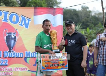 Gubernur Serahkan Trofi Juara Veteran Kades Cup II Desa Air Anyir