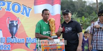 Gubernur Serahkan Trofi Juara Veteran Kades Cup II Desa Air Anyir