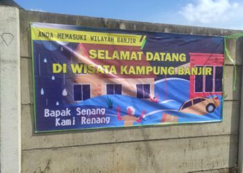 Spanduk Selamat Datang di Wisata Kampung Banjir Terbentang di Kampak Kulan