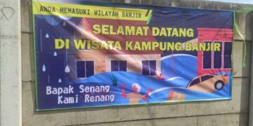 Spanduk Selamat Datang di Wisata Kampung Banjir Terbentang di Kampak Kulan
