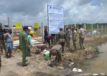 Tegas! Pemkab Bangka Pasang Plang Peringatan Pembongkaran Pagar Milik PT SMP