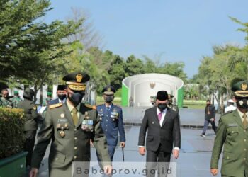 Tiba di Bandara Depati Amir, Peti Jenazah Mantan Gubernur Babel Berselimut Sang Saka Merah Putih&nbsp;&nbsp;