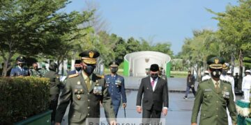 Tiba di Bandara Depati Amir, Peti Jenazah Mantan Gubernur Babel Berselimut Sang Saka Merah Putih&nbsp;&nbsp;