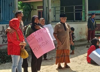 Warungnya Dibongkar Satpol-PP Pangkalpinang, Rita Janda Anak Tujuh Menangis Histeris