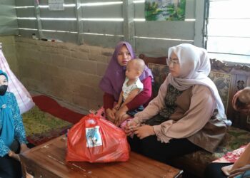 Bagikan 200 Paket Sembako Kepada Masyarakat, Ini Pesan Monica Haprinda