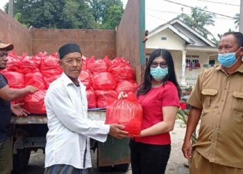 PT BCM Bagikan 586 Paket Sembako yang Tersebar di Desa Rebo dan Air Anyir