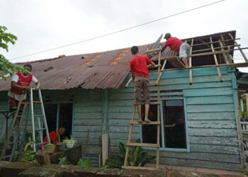 Bedah Rumah Warga bersama Rudi Center, Ketua DPC PDIP Pangkalpinang : Hal ini wujud kepedulian kita