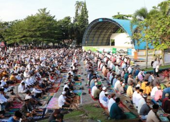 Bersama Wakilnya, Wali Kota Molen Laksanakan Sholat Ied di Alun alun Taman Merdeka