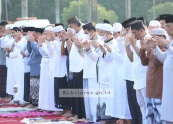 Pj Gubernur dan Keluarga Salat Idul Adha Di Halaman Kantor Gubernur