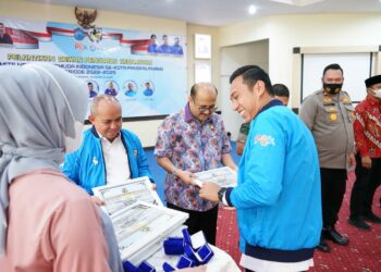 Ketua KNPI Kota Pangkalpinang Sematkan Pin Anggota Kehormatan, Ini kata Molen