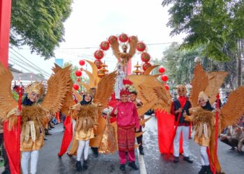 Ratusan Peserta Karnaval Semarakkan HUT RI Ke-77, Wali Kota Molen tampak Antusias