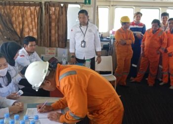 BNN Pangkalpinang Tes Urine Sejumlah Awak Kapal BBM di Pelabuhan Pangkalbalam, Ini Hasilnya