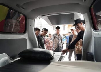 Usai Sebarluaskan Perda, Heryawandi Serahkan Bantuan Mobil Pelayanan Kesehatan dan Kursi Roda