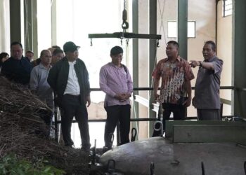 Pansus DPRD Babel Tinjau Pabrik Minyak Kayu Putih