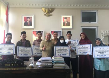 Molen Serahkan Bonus Atas Prestasi Juara MTQH/STQH Tingkat Provinsi Bangka Belitung