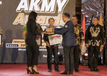 Bupati Bangka Mulkan Raih Penghargaan dari Kemensos RI