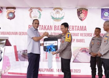 PT Timah Tbk Serahkan Kendaraan Angkut Sampah ke Polda Babel