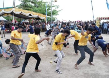 Hadiri Pesta Adat Perang Ketupat, Ketua DPRD Nyatakan Siap Dukung Kemajuan Keberagaman Budaya