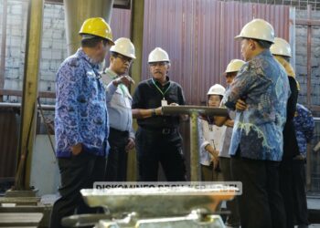 Pj Gubernur Ridwan Tinjau Smelter Pengolahan Bijih Timah bersama Gubernur Lemhannas RI