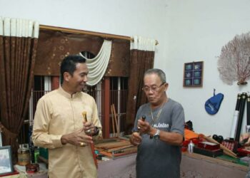 Pj Gubernur Suganda Kagumi Batu Satam Koleksi Galeri Firman Zulkarnaen