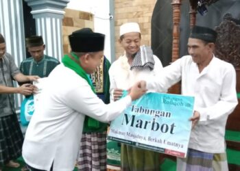 Wali Kota Molen Serahkan Dana Hibah Untuk Masjid Silaturahmi Kelurahan Keramat