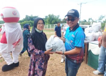 PT Timah Tbk Serahkan Bantuan Paket Sembako Lewat Program Jumat Bersih-Jumat Berbagi Pemkab Beltim