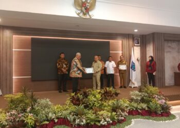 Optimalisasi Penggunaan Alat Rekam Pajak Daerah, Walkot Molen Terima Penghargaan Dari KPK