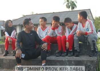 Naila, Dibonceng Pj Gubernur Suganda Berkeliling Lapangan dengan Sepeda Listrik
