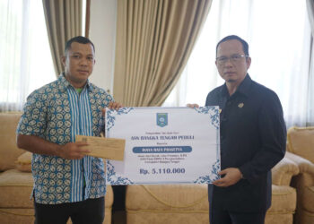 Algafry Serahkan Donasi Tali Asih ASN Bateng untuk Biaya Perawatan Inaya