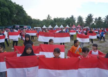 Pj Gubernur Babel Kibarkan Bendera Merah Putih Bersama Warga Bintet