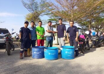 Jaga Kebersihan Kawasan Wisata Bozem Bangka Barat, PT Timah Tbk Serahkan Puluhan Tempat Sampah