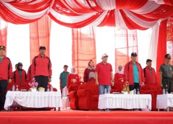 Bersama Warga, Walikota Molen Nobar Pawai Baris Berbaris