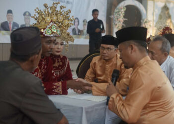 Sah! 65 Pengantin Langsung Terima KTP dan KK Usai Nikah Massal