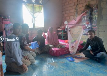 Datangi Rumah Warga di Dusun Kedimpel, PT Timah Tbk Bantu Biaya Pengobatan Anak Asroni