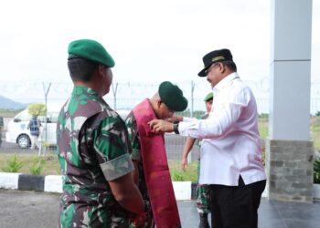 Tiba di Pulau Bangka, Pangkostrad Dikalungi Kain Batik Cual oleh Pj Gubernur Safrizal