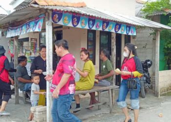 Blusukan di Pangkalpinang, TPN Ganjar-Mahfud Salurkan Ribuan Telur ke Warga Opas Indah