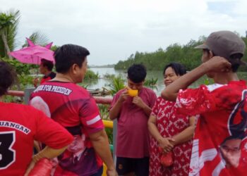 Ahmad Amir Pimpinan Blusukan Relawan Ganjar-Mahfud Blusukan ke Bantaran Sungai di Opas Indah