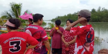 Ahmad Amir Pimpinan Blusukan Relawan Ganjar-Mahfud Blusukan ke Bantaran Sungai di Opas Indah