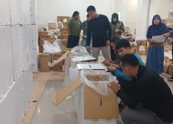 Bawaslu Pangkalpinang Awasi Prosesnya Pengepakan Logisitik Pemilu 2024 di Gudang KPU