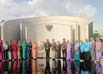 Peringatan Hari Ibu Ke-95, GOW Di Kota Pangkalpinang Ziarah Ke Makam Pahlawan
