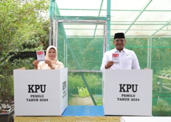 Gunakan Hak Pilih, Pj Gubernur Babel bersama Istri Nyoblos di TPS 17 Padanglama